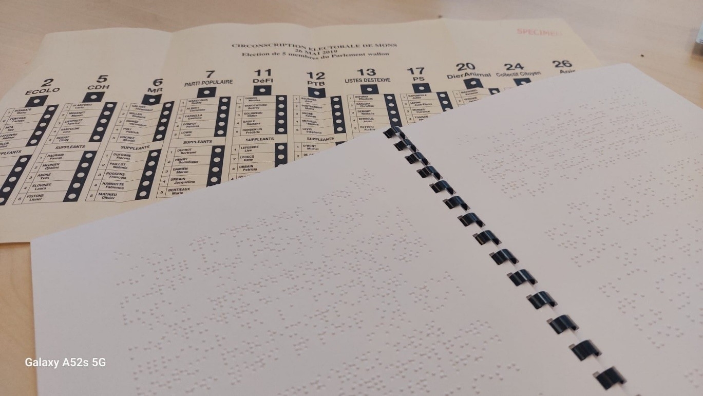 Foto: een brochure in braille bevat instructies en per verkiezing alle kandidatenlijsten, nummers en namen van de kandidaten.